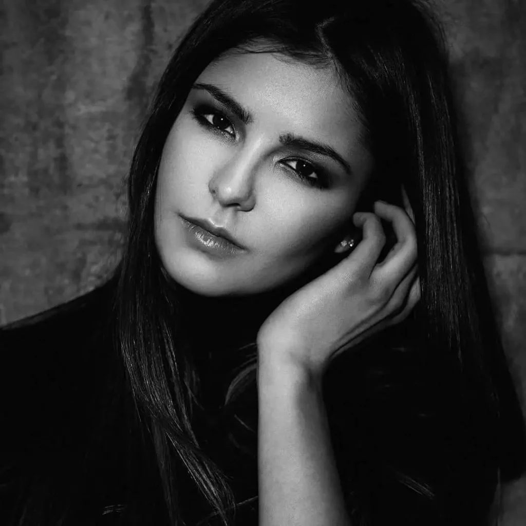 Portrait cheveux lisses en noir et blanc – Salon de coiffure Luxembourg-Ville – Espace-Coiffure Mondorf