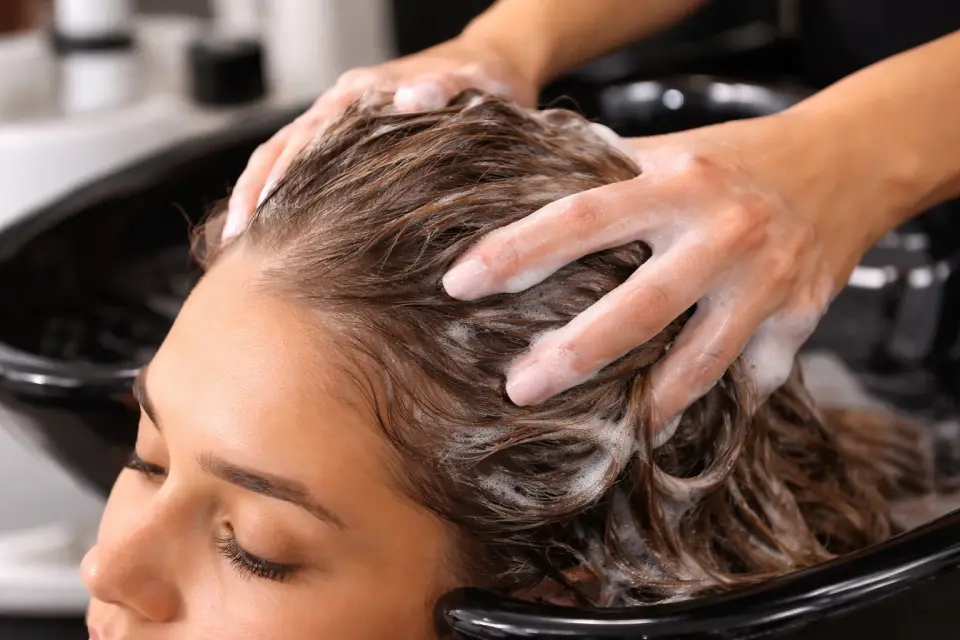 Chute de cheveux en hiver : causes et solutions efficaces