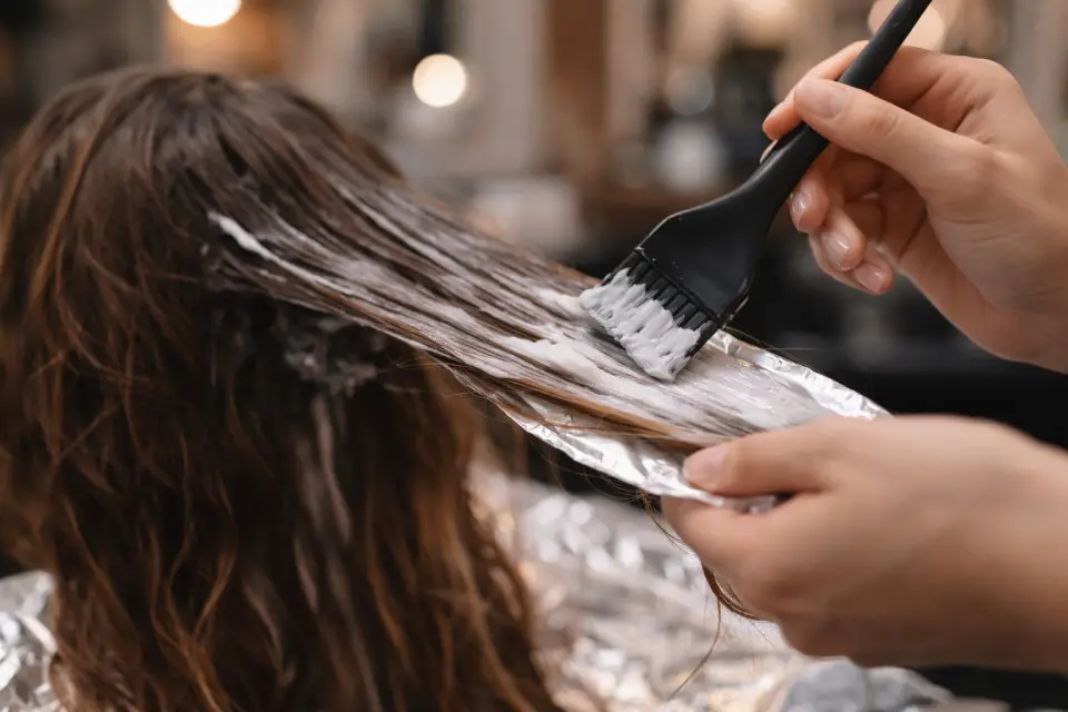 Masque capillaire en hiver : maison ou professionnel, que choisir ?