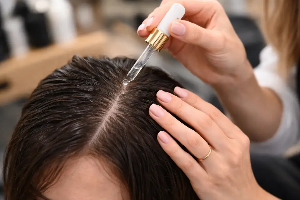 Cheveux qui ne poussent plus : causes et solutions