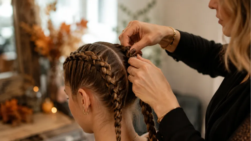 Coiffure Halloween, Tresses hautes façon Mercredi Addams réalisées en salon
